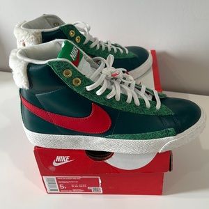 BRAND NEW NIKE VINTAGE BLAZERS NEVER WORN SIZE 5 IN BIG KIDS